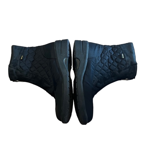 L.L. Bean black quilted gore-tex lined winter zip up boots - Picture 4 of 8